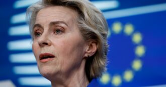 Copertina di Vaccini, la Corte Ue boccia von der Leyen sul Pfizergate: “Illegittimo vietare l’accesso dei giornalisti agli sms con l’ad dell’azienda”