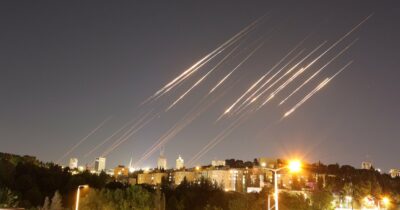 Copertina di L'Iran ha lanciato 100 missili contro Israele: morti e feriti. Tel Aviv ha risposto con i caccia: Teheran bombardata. Attaccato anche lo Yemen: obiettivo è uccidere il leader degli Houthi